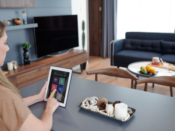 woman using home control app 2025 01 29 07 51 44 utc Where Dreams Meet Reality – Find Your Perfect Residence. Por qué los hogares inteligentes son el futuro de la vivienda de lujo en 2025